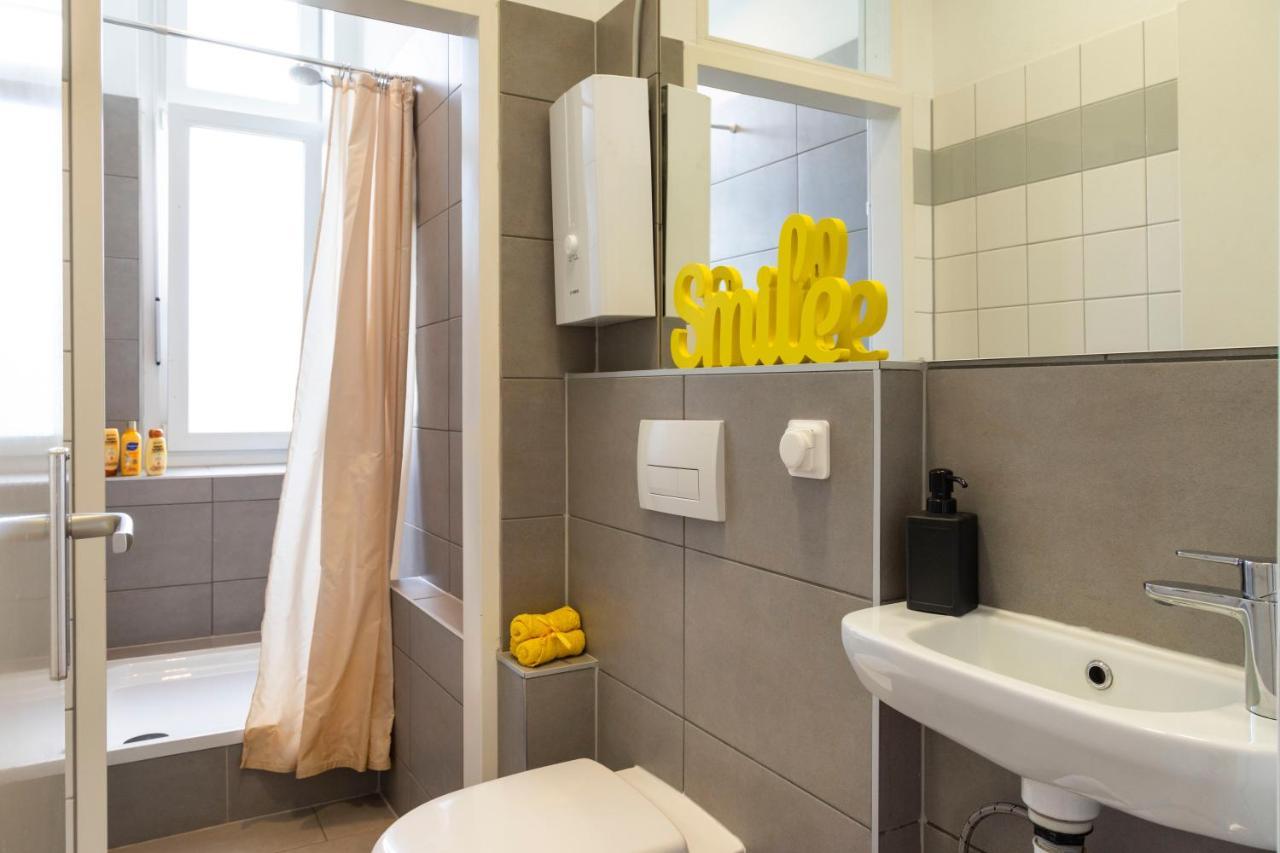 Central +3Br +Big Living Room Next To U-Station Berlin Bagian luar foto